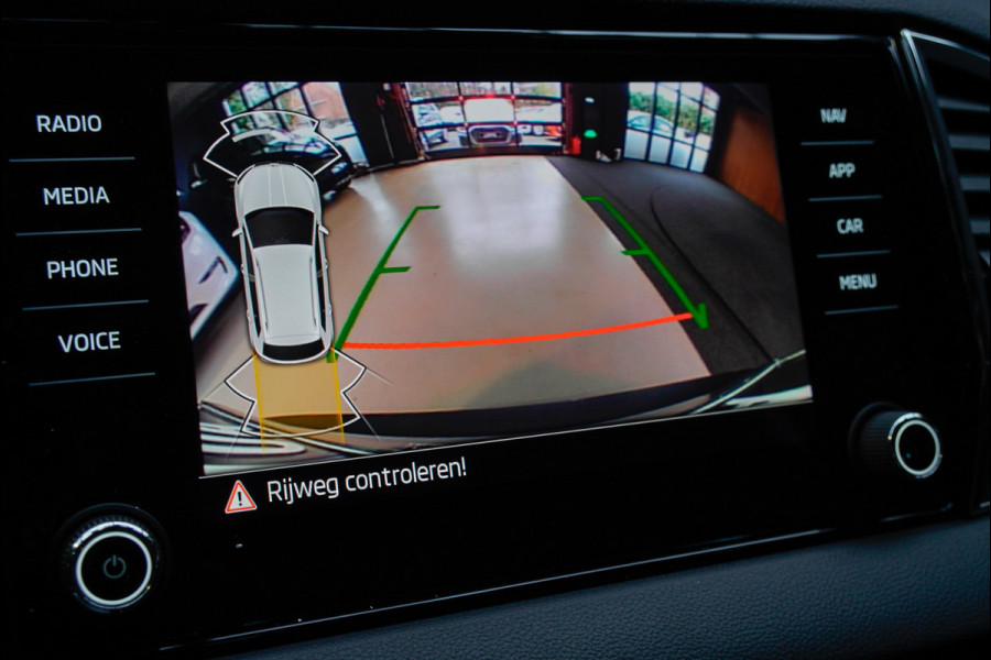 Škoda Karoq 1.5 TSI ACT Panodak Navi Virtual Stoelverwarming Cruise PDC LM velgen