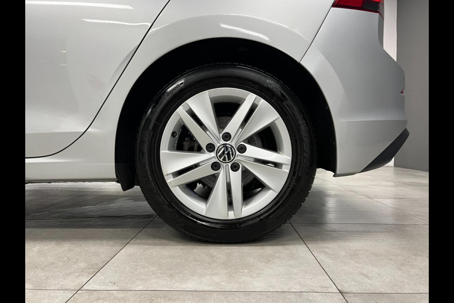 Volkswagen Golf 1.5 eTSI Lane Assist|Camera| Carplay|Cruise|