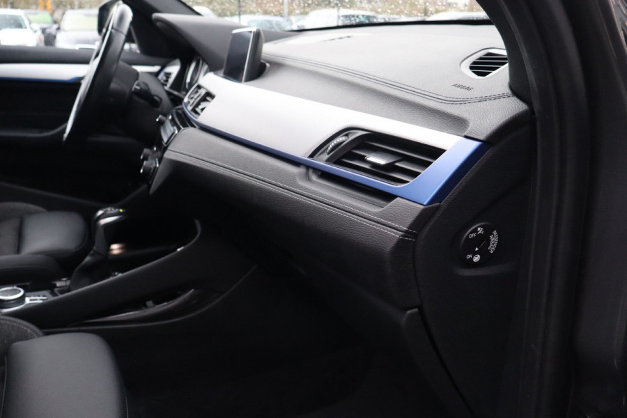 BMW X1 XDrive25e M-Sport Automaat 220 Pk / Nav / Climate / Cruise / Led / Lichtmetaal.