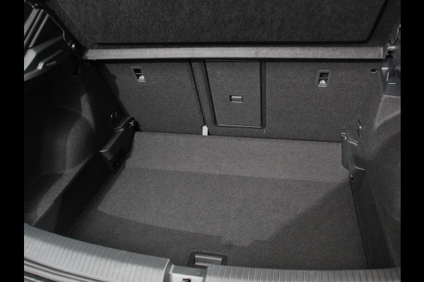 Volkswagen T-Roc 1.5 TSI R-Line+Blackpack | Panoramadak | Climate control | Adaptieve cruise control | Panoramadak | LED | Navigatie | Achteruitrijcamera | Parkeersensoren | Apple Carplay/ Android Auto | Radio