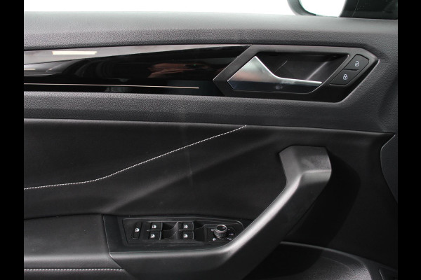 Volkswagen T-Roc 1.5 TSI R-Line+Blackpack | Panoramadak | Climate control | Adaptieve cruise control | Panoramadak | LED | Navigatie | Achteruitrijcamera | Parkeersensoren | Apple Carplay/ Android Auto | Radio