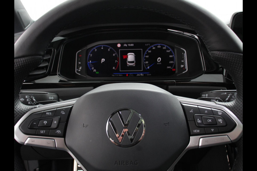 Volkswagen T-Roc 1.5 TSI R-Line+Blackpack | Panoramadak | Climate control | Adaptieve cruise control | Panoramadak | LED | Navigatie | Achteruitrijcamera | Parkeersensoren | Apple Carplay/ Android Auto | Radio