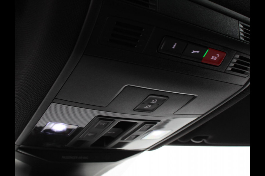 Volkswagen T-Roc 1.5 TSI R-Line+Blackpack | Panoramadak | Climate control | Adaptieve cruise control | Panoramadak | LED | Navigatie | Achteruitrijcamera | Parkeersensoren | Apple Carplay/ Android Auto | Radio