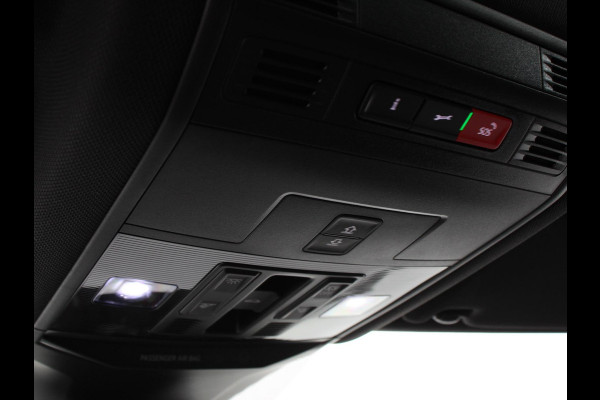 Volkswagen T-Roc 1.5 TSI R-Line+Blackpack | Panoramadak | Climate control | Adaptieve cruise control | Panoramadak | LED | Navigatie | Achteruitrijcamera | Parkeersensoren | Apple Carplay/ Android Auto | Radio