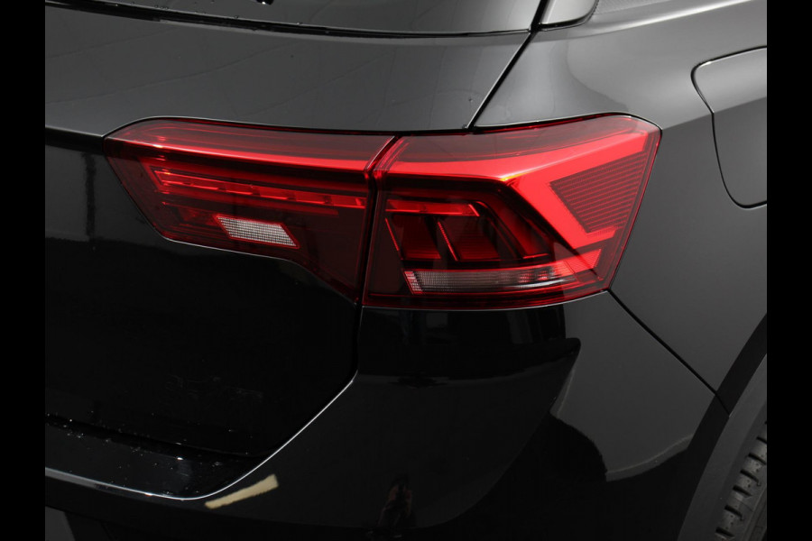 Volkswagen T-Roc 1.5 TSI R-Line+Blackpack | Panoramadak | Climate control | Adaptieve cruise control | Panoramadak | LED | Navigatie | Achteruitrijcamera | Parkeersensoren | Apple Carplay/ Android Auto | Radio