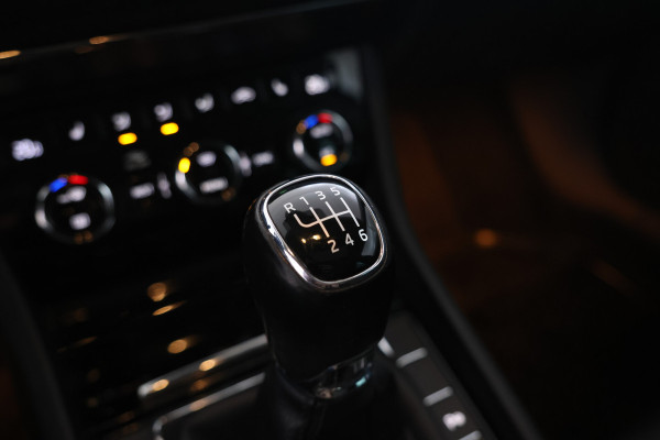 Škoda Superb Combi 1.5 TSI ACT Sportline Business Camera, Stoelverwarming, Panorama schuif/kantel, Apple Carplay