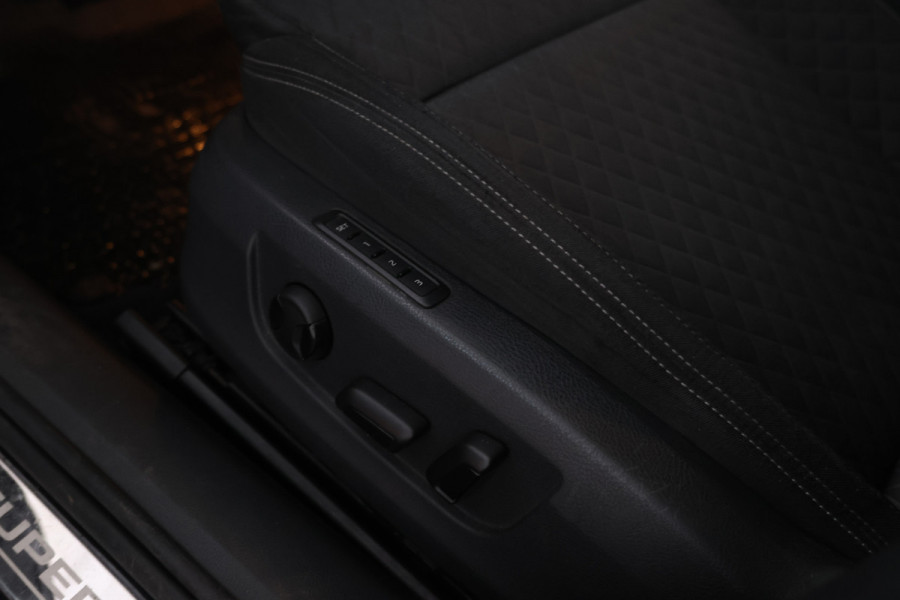 Škoda Superb Combi 1.5 TSI ACT Sportline Business Camera, Stoelverwarming, Panorama schuif/kantel, Apple Carplay