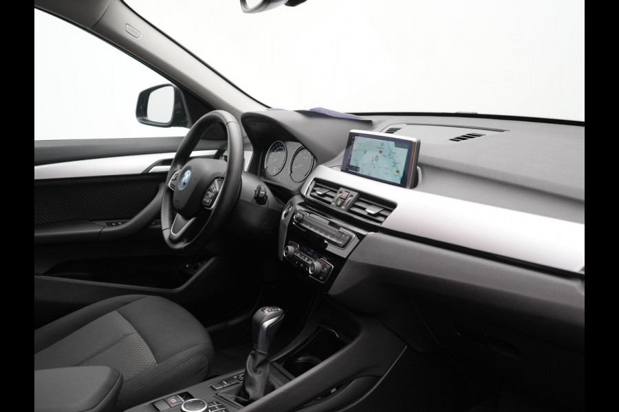 BMW X1 xDrive25e Plug In Hybrid 221pk Dealer O.H. PHEV | Camera | Voorstoelen Verwarmd | LED Koplampen | Cruise Control | Navigatie | DAB |