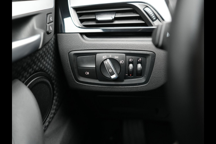 BMW X1 xDrive25e Plug In Hybrid 221pk Dealer O.H. PHEV | Camera | Voorstoelen Verwarmd | LED Koplampen | Cruise Control | Navigatie | DAB |