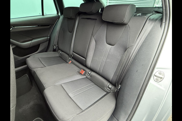 Škoda Octavia Combi BWJ 2021 | 1.0 e-TSI 111PK Sport BuS. AUTOMAAT | TREKHAAK | SPORTSTOELEN | CAMERA A | CARPLAY | CLIMA | NAVI 18'' LMV |