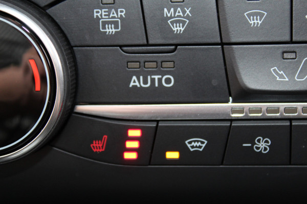 Ford Kuga 2.5-225pk Plug-in Hybrid ST-Line X. Hybride rijden voor een reële prijs ! Adaptive Cruise Control, Stoel-, achterbank, stuur- en voorraamverwarming, autm. airco dual, camera v+a, elektr. achterklep, side- en lane assist etc.