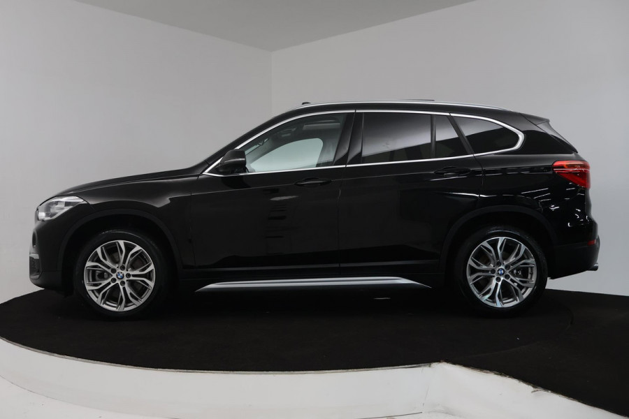 BMW X1 SDrive20i Corporate Lease High Executive (PANORAMADAK, TREKHAAK, CRUISE ADAPTIEF, HEAD-UP, AUTOMAAT, DEALER ONDERHOUDEN)