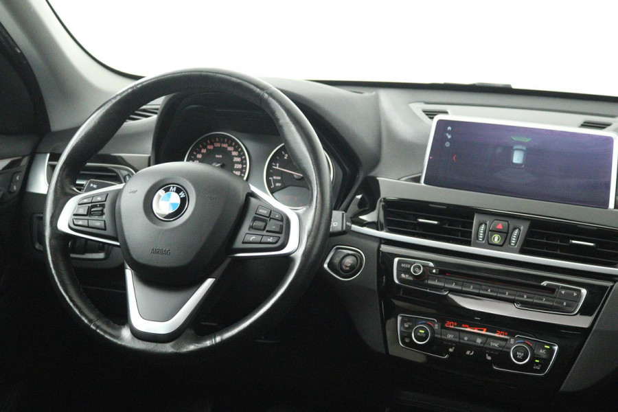 BMW X1 SDrive20i Corporate Lease High Executive (PANORAMADAK, TREKHAAK, CRUISE ADAPTIEF, HEAD-UP, AUTOMAAT, DEALER ONDERHOUDEN)