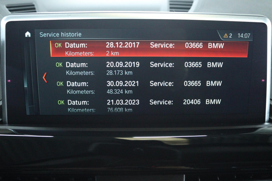 BMW X1 SDrive20i Corporate Lease High Executive (PANORAMADAK, TREKHAAK, CRUISE ADAPTIEF, HEAD-UP, AUTOMAAT, DEALER ONDERHOUDEN)