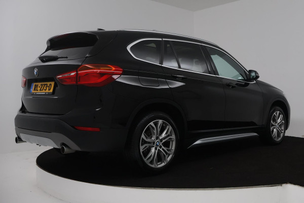 BMW X1 SDrive20i Corporate Lease High Executive (PANORAMADAK, TREKHAAK, CRUISE ADAPTIEF, HEAD-UP, AUTOMAAT, DEALER ONDERHOUDEN)