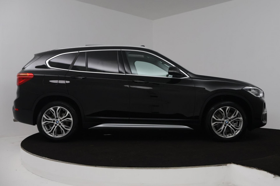 BMW X1 SDrive20i Corporate Lease High Executive (PANORAMADAK, TREKHAAK, CRUISE ADAPTIEF, HEAD-UP, AUTOMAAT, DEALER ONDERHOUDEN)