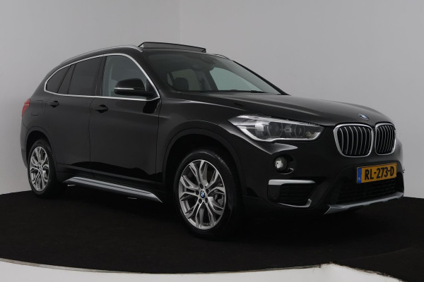 BMW X1 SDrive20i Corporate Lease High Executive (PANORAMADAK, TREKHAAK, CRUISE ADAPTIEF, HEAD-UP, AUTOMAAT, DEALER ONDERHOUDEN)