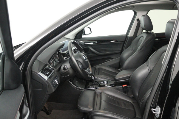 BMW X1 SDrive20i Corporate Lease High Executive (PANORAMADAK, TREKHAAK, CRUISE ADAPTIEF, HEAD-UP, AUTOMAAT, DEALER ONDERHOUDEN)