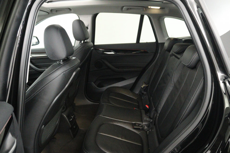 BMW X1 SDrive20i Corporate Lease High Executive (PANORAMADAK, TREKHAAK, CRUISE ADAPTIEF, HEAD-UP, AUTOMAAT, DEALER ONDERHOUDEN)