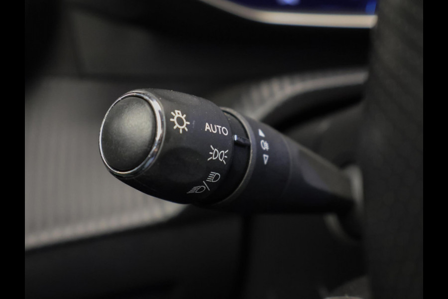 Peugeot 208 1.2 PureTech GT-line (APPLE CARPLAY,CAMERA,LED,NAVI,CRUISE,CLIMATE,SPORTSTOELEN,GETINT,LM VELGEN,NETTESTAAT)