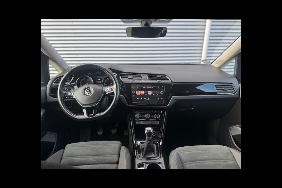 Volkswagen Touran 1.5 TSI R-Line Exclusive 7p,afn.Trekhaak,Navigatie,parkeersensoren/Camera,stoelverwarming,