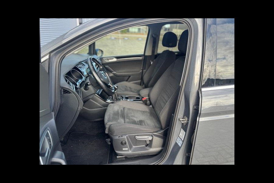 Volkswagen Touran 1.5 TSI R-Line Exclusive 7p,afn.Trekhaak,Navigatie,parkeersensoren/Camera,stoelverwarming,