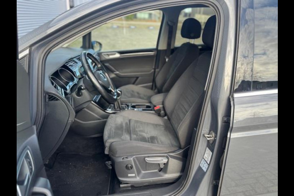 Volkswagen Touran 1.5 TSI R-Line Exclusive 7p,afn.Trekhaak,Navigatie,parkeersensoren/Camera,stoelverwarming,