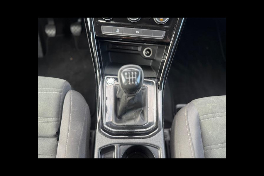 Volkswagen Touran 1.5 TSI R-Line Exclusive 7p,afn.Trekhaak,Navigatie,parkeersensoren/Camera,stoelverwarming,