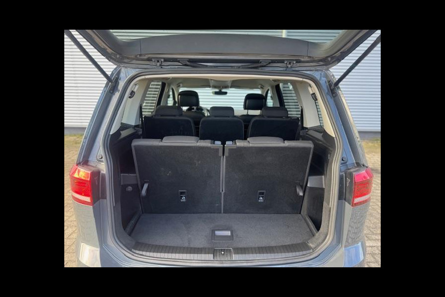 Volkswagen Touran 1.5 TSI R-Line Exclusive 7p,afn.Trekhaak,Navigatie,parkeersensoren/Camera,stoelverwarming,