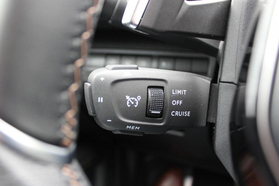 Peugeot 3008 1.6 HYbrid 225 GT | Panoramadak | All-season | BLIS | Adaptieve Cruise | Navigatie