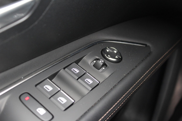 Peugeot 3008 1.6 HYbrid 225 GT | Panoramadak | All-season | BLIS | Adaptieve Cruise | Navigatie