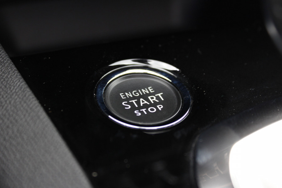 Peugeot 3008 1.6 HYbrid 225 GT | Panoramadak | All-season | BLIS | Adaptieve Cruise | Navigatie