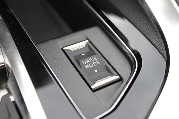 Peugeot 3008 1.6 HYbrid 225 GT | Panoramadak | All-season | BLIS | Adaptieve Cruise | Navigatie