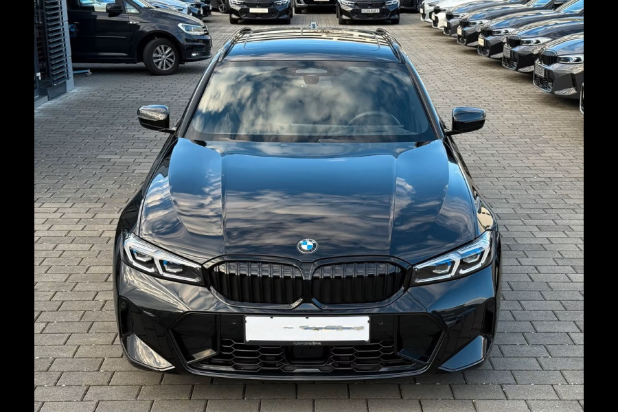 BMW 3 Serie Touring 320d xDrive M-SPORT ** LED, NAVI+, LEDER, PANORAMA, H&K SOUND, HuD, TREKH, 19-inch LMV ** 1e EIG - UNFALLFREI ** ** INFORMEER OOK NAAR ONZE AANTREKKELIJKE FINANCIAL-LEASE TARIEVEN **