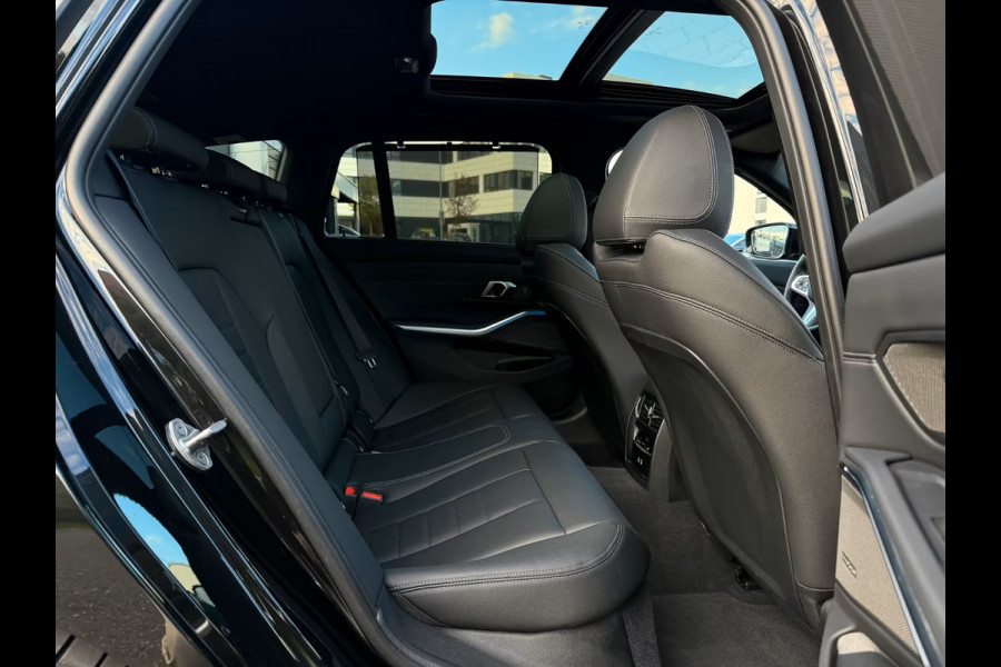 BMW 3 Serie Touring 320d xDrive M-SPORT ** LED, NAVI+, LEDER, PANORAMA, H&K SOUND, HuD, TREKH, 19-inch LMV ** 1e EIG - UNFALLFREI ** ** INFORMEER OOK NAAR ONZE AANTREKKELIJKE FINANCIAL-LEASE TARIEVEN **