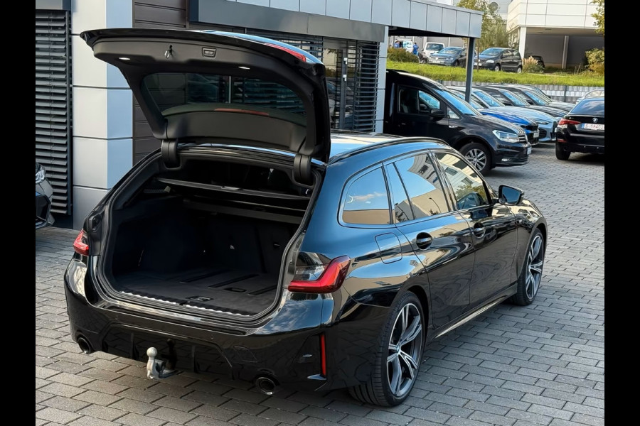 BMW 3 Serie Touring 320d xDrive M-SPORT ** LED, NAVI+, LEDER, PANORAMA, H&K SOUND, HuD, TREKH, 19-inch LMV ** 1e EIG - UNFALLFREI ** ** INFORMEER OOK NAAR ONZE AANTREKKELIJKE FINANCIAL-LEASE TARIEVEN **