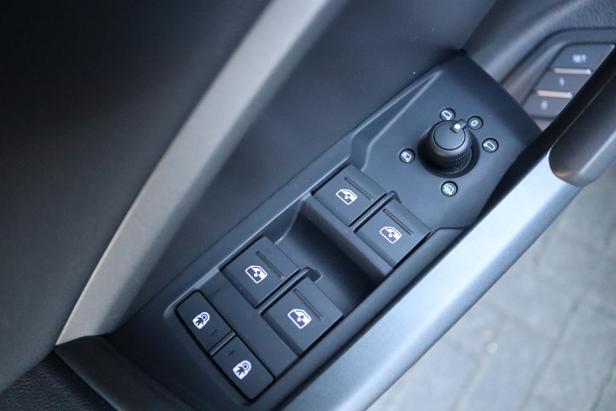 Audi Q3 Sportback 45 TFSI e PHEV Automaat S Edition Navigatie/Elektr.-trekhaak/Stoelverwarming/19-Inch/Keyfree