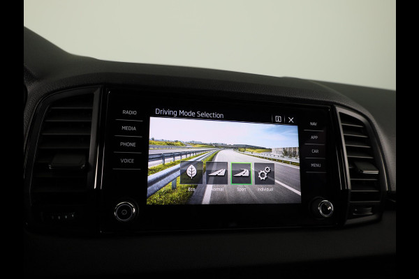 Škoda Karoq 1.5 TSI ACT Sportline Business 150pk | Parkeercamera achter | 18 inch Lichtmetalen velgen | Climatronic |