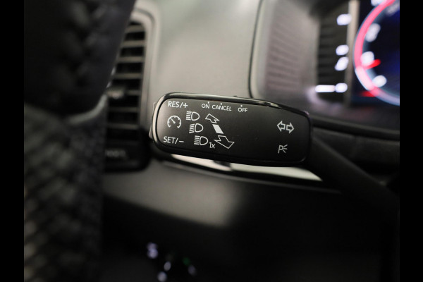 Škoda Karoq 1.5 TSI ACT Sportline Business 150pk | Parkeercamera achter | 18 inch Lichtmetalen velgen | Climatronic |