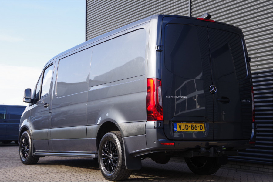 Mercedes-Benz Sprinter 319 3.0 CDI V6 L2H1 3-ZITS, AUT. LED, 3.5T TREKHAAK, MBUX 10'', CAMERA, CRUISE, NAVI, CLIMA, PARKEERSENSOREN