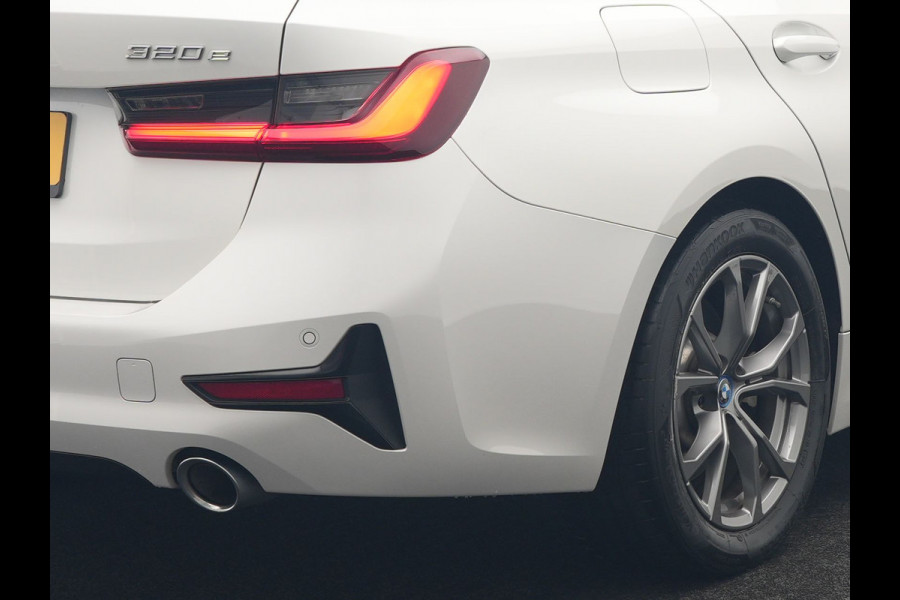 BMW 3 Serie Touring 320e Sportline PHEV 204pk Dealer O.H | Lederen Sportstoelen Verwarmd | Sfeerverlichting | Apple Carplay | Navigatie | Cruise Control | Virtual | DAB |  Plug In Hybrid