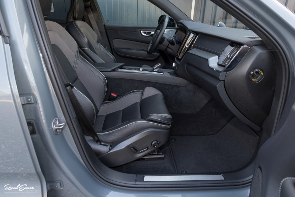 Volvo XC60 2.0 T8 Plug-in hybrid AWD Ultimate Dark | Bowers&Wilkins | Panorama dak | Adaptieve cruise | Zwenkbare trekhaak |