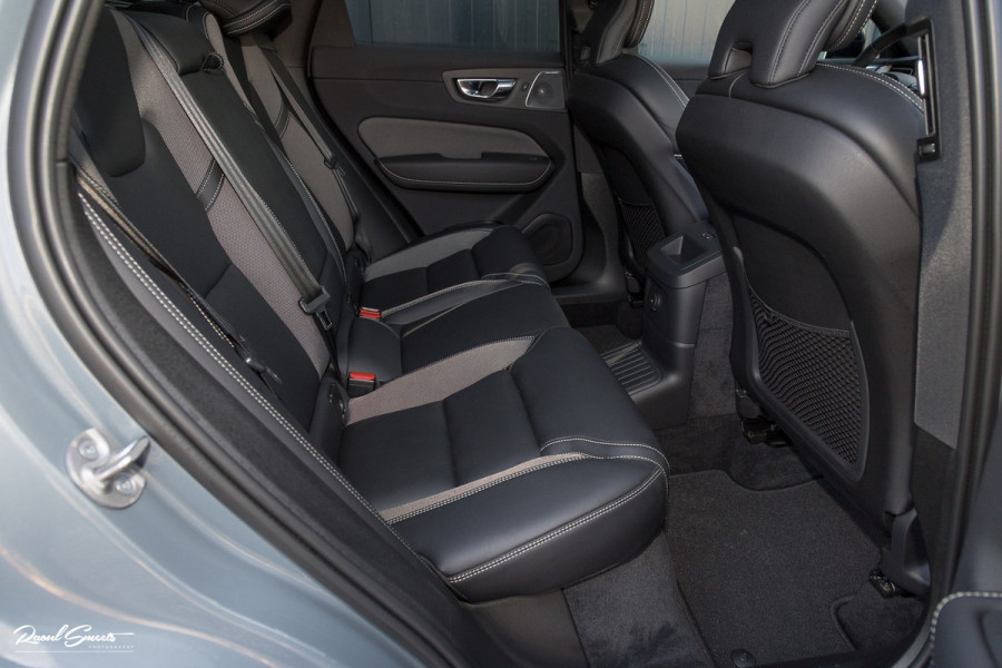 Volvo XC60 2.0 T8 Plug-in hybrid AWD Ultimate Dark | Bowers&Wilkins | Panorama dak | Adaptieve cruise | Zwenkbare trekhaak |