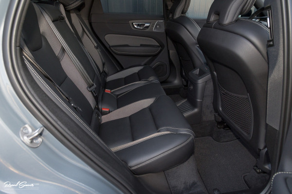 Volvo XC60 2.0 T8 Plug-in hybrid AWD Ultimate Dark | Bowers&Wilkins | Panorama dak | Adaptieve cruise | Zwenkbare trekhaak |