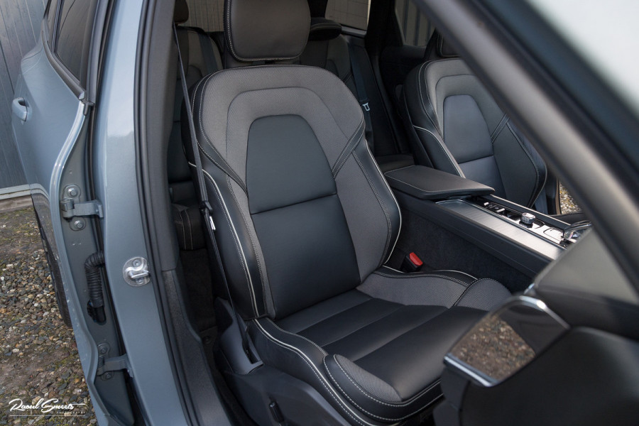 Volvo XC60 2.0 T8 Plug-in hybrid AWD Ultimate Dark | Bowers&Wilkins | Panorama dak | Adaptieve cruise | Zwenkbare trekhaak |