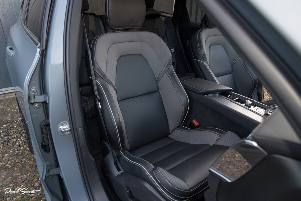 Volvo XC60 2.0 T8 Plug-in hybrid AWD Ultimate Dark | Bowers&Wilkins | Panorama dak | Adaptieve cruise | Zwenkbare trekhaak |