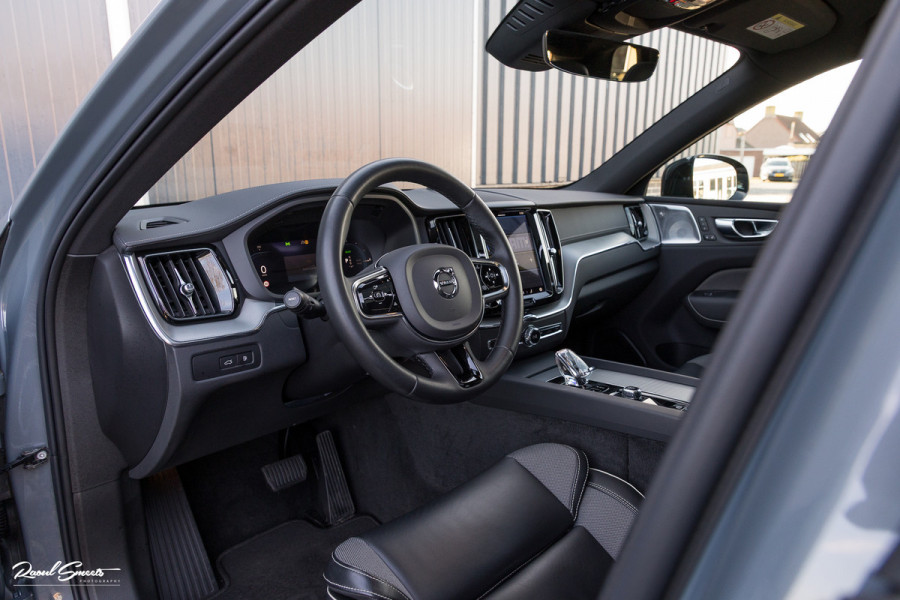 Volvo XC60 2.0 T8 Plug-in hybrid AWD Ultimate Dark | Bowers&Wilkins | Panorama dak | Adaptieve cruise | Zwenkbare trekhaak |