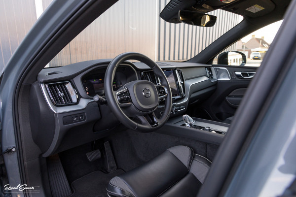 Volvo XC60 2.0 T8 Plug-in hybrid AWD Ultimate Dark | Bowers&Wilkins | Panorama dak | Adaptieve cruise | Zwenkbare trekhaak |