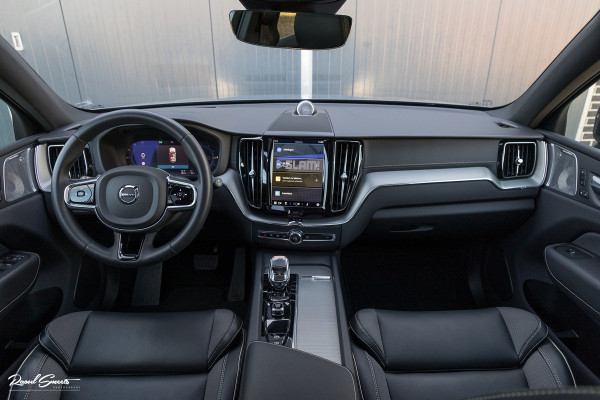 Volvo XC60 2.0 T8 Plug-in hybrid AWD Ultimate Dark | Bowers&Wilkins | Panorama dak | Adaptieve cruise | Zwenkbare trekhaak |