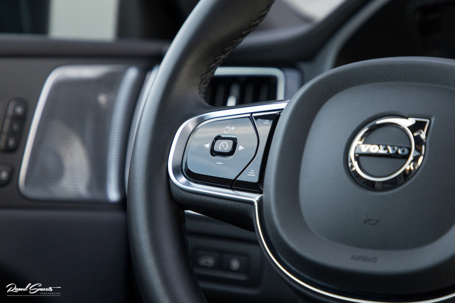 Volvo XC60 2.0 T8 Plug-in hybrid AWD Ultimate Dark | Bowers&Wilkins | Panorama dak | Adaptieve cruise | Zwenkbare trekhaak |